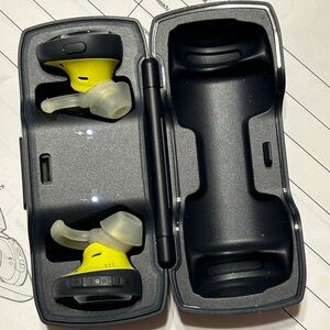 Bose SoundSport Free Wireless Earbuds in Recharging Case. (1221)